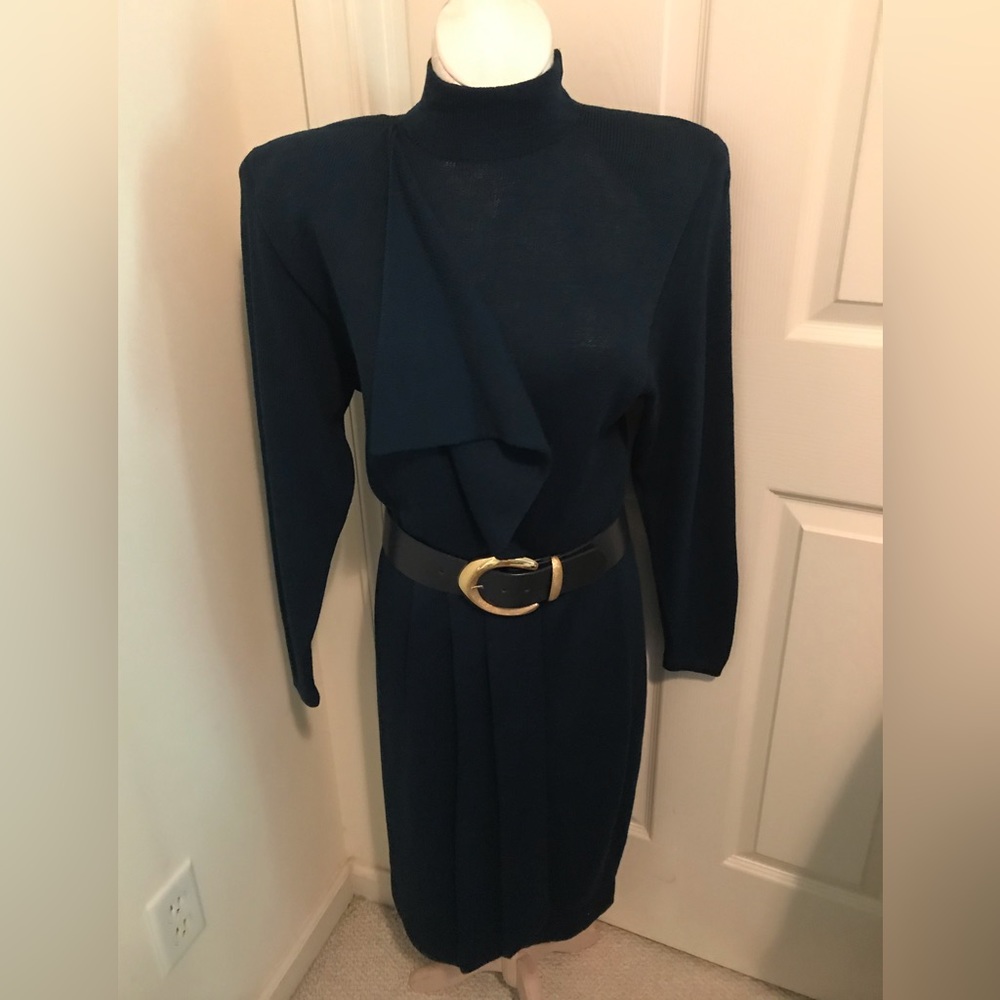 St. John dress size 8 vintage green with belt